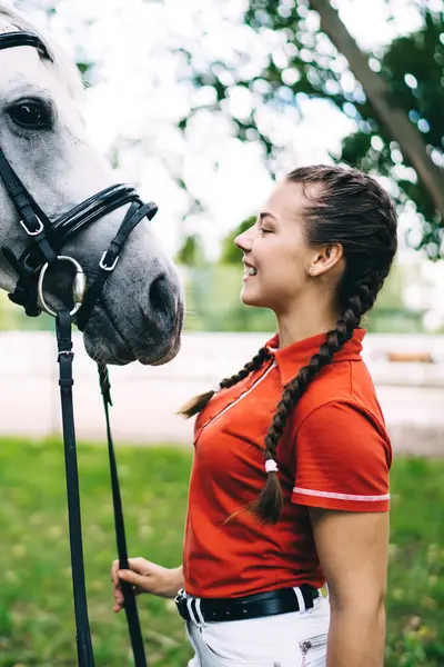 Mutlu Kafkas jokeyi, dost canlısı itaatkar ata bakıyor ve gülümsüyor. Golf kulübünde vakit geçirmenin keyfini çıkarıyor. Esmer saçlı kaygısız kız safkan aygırla iletişim kuruyor.