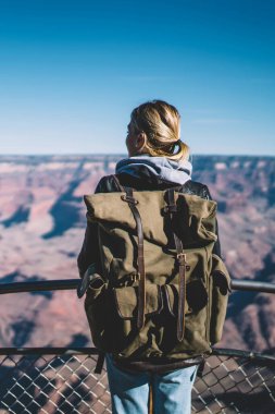 Kadın Amerikalı Gezgin turistik bakış açısı zevk güzel niteliğine Milli Parkı, sırt çantası Peyzaj ve Arizona yüksek kayalar ile hayran olan genç hippi kız ayakta arkadan görünüm