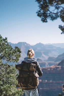 Hafta sonları Grand Kanyon Milli Parkı hiking sırt çantası, sahne doğa manzarayı hedefe getting Hills vahşi topraklarda kadın turist ile keşfetmek harcama genç hippi kız Yolculuk tutkusu