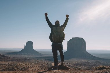 Monument Valley, erkek yolcu Yolculuk tutkusu Amerika'nın vahşi çevre keşfetmek bakış açısı elde başarı ile heyecanlı güzel doğal peyzaj bakarak hipster adam duygu özgürlük
