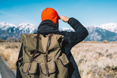 Arkadan görünüşü erkek seyahat tur ABD'de uzakta, dağlar başında seyir hiking sırasında sırt çantası ile vahşi çevre gözlemleyerek ve doğa panoramik manzarayı keşfetmek hipster adam yürüme