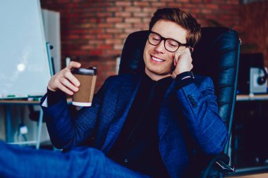 Başarılı bir iş adamı arkadaşlarıyla uygulama üzerinden olumlu bir konuşma yaparken içerideki kafein içeceklerinin keyfini çıkarıyor, akıllı telefon cihazıyla ofisteki Wi-Fi 'ye bağlanan mutlu işveren arıyor.