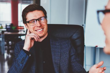 Başarılı pozitif erkek ve kadın iş arkadaşları yeni girişimci yönetim projesi hakkında tartışıyorlar, mutlu işverenler iş yerinde takım çalışmasının ve ortaklığın tadını çıkarıyorlar ve işbirliği hakkında konuşuyorlar.