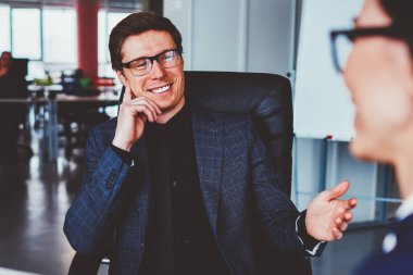 Başarılı pozitif erkek ve kadın iş arkadaşları yeni girişimci yönetim projesi hakkında tartışıyorlar, mutlu işverenler iş yerinde takım çalışmasının ve ortaklığın tadını çıkarıyorlar ve işbirliği hakkında konuşuyorlar.