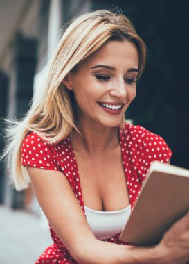 Saygıdeğer bir kadın, şehir merkezinde boş zamanlarında en çok satan edebiyat kitaplarını okumak için boş zamanlarını değerlendiriyor. 20 yaşındaki mutlu, beyaz bir kadın.