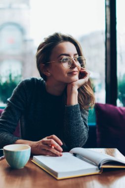 Güzel hippi kız kafeteryada dinlenirken gözlerini kaçırıyor ve romantik bir kompozisyon yazıyor. Gözlüklü çekici genç bir kadın boş zamanlarının tadını çıkarıyor ve not defterinde liste yapmayı planlıyor.