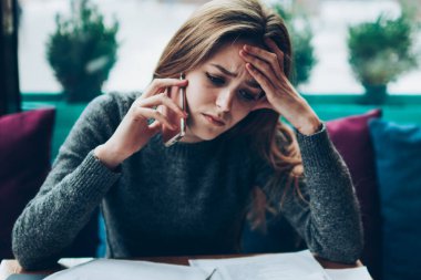 Kadın ekonomist, kafeteryada son teslim tarihi nedeniyle stres yaşıyor, telefon görüşmesi sırasında kötü haber alan endişeli kadın, gelişmiş teknoloji ve iletişim kavramı