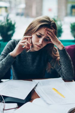 Kadın ekonomist, kafeteryada son teslim tarihi nedeniyle stres yaşıyor, telefon görüşmesi sırasında kötü haber alan endişeli kadın, gelişmiş teknoloji ve iletişim kavramı