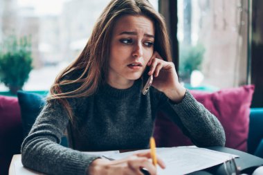 Endişeli hippi kız müşteri hizmetlerini arıyor. Modern cep telefonlarını kapalı mekanlarda kullandıkları için düşük denge sorunlarını tartışıyorlar. Genç işveren cihaz aracılığıyla önemli bir konuşma yapıyor.