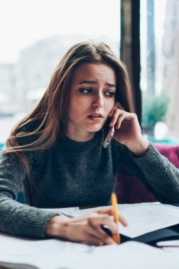 Endişeli hippi kız müşteri hizmetlerini arıyor. Modern cep telefonlarını kapalı mekanlarda kullandıkları için düşük denge sorunlarını tartışıyorlar. Genç işveren cihaz aracılığıyla önemli bir konuşma yapıyor.