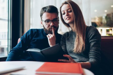 20 'li yaşlarda iki genç, birlikte çalışma alanında edebiyat okumak için zaman harcıyor. Erkek ve kadın blogcular sosyal ağ için yeni bir gönderi planlıyorlar.