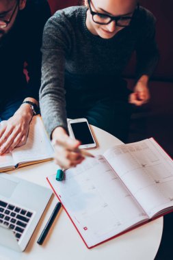 İnternet 'e göz atarken ve kampüste dinlenirken internetten interneti izleyen zeki genç öğrenciler, kablosuz internete bağlanmış, konsantre olmuş meslektaşlar bilgi aramak ve çalışmak için netbook kullanıyorlar