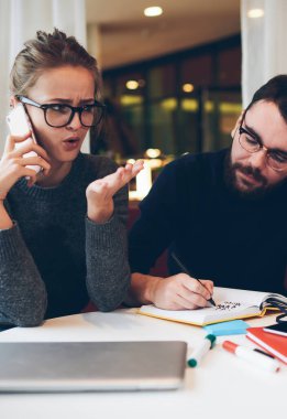 Mutsuz hippi kız kendini kötü hissediyor ve telefonda bakiyeyi kontrol ederken şok oluyor. Oysa yakışıklı ciddi adam deftere yazı yazıyor. Kadın telefon eden operatörün verdiği bilgilerle şaşkın durumda.
