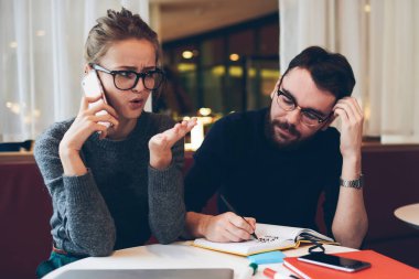 Mutsuz hippi kız kendini kötü hissediyor ve telefonda bakiyeyi kontrol ederken şok oluyor. Oysa yakışıklı ciddi adam deftere yazı yazıyor. Kadın telefon eden operatörün verdiği bilgilerle şaşkın durumda.