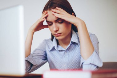 Genç bayan serbest yazar, kafeteryada netbook 'la otururken teslim tarihleri konusunda endişeli, modern dizüstü bilgisayardan kötü haber almaktan başı ağrıyan hippi kız.