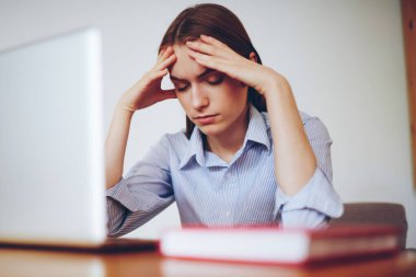 Genç bayan serbest yazar, kafeteryada netbook 'la otururken teslim tarihleri konusunda endişeli, modern dizüstü bilgisayardan kötü haber almaktan başı ağrıyan hippi kız.