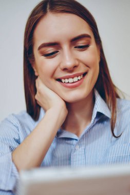 Çevrimiçi tabletten komik filmler izlerken 20 yaşındaki neşeli kadının modern elektronik cihazlarla boş vakit geçirmesinin keyfini çıkardığı pozitif kadın blogcuları kapatıyoruz.