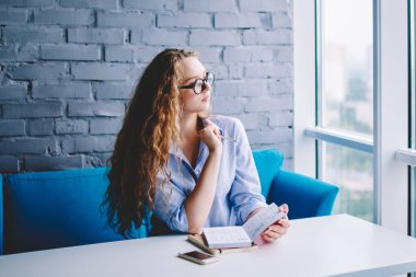 Gözlüklü beyaz kadın, ilginç çok satan genç hippi kızın bilgilerinin üzerine kafa yoruyor. Kafeterya penceresinden edebiyatla uzun uzun bakıyor.