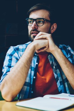 Düşünceli erkek okuyucu içinde optik gözlük uzak edebiyat arsa üzerinde düşünürken okul sırası vasıl ders kitabı arıyorum. Düşünceli öğrenci kapalı alan coworking oturan fikirler üzerinde durulması