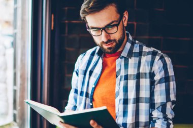 Zeki öğrenci gözlük vizyon düzeltme Üniversitesi'nde yaklaşan sınavlar için hazırlanıyor edebiyat kitap okuma yoğunlaştı. Dalgın akıllı genç adam boş vaktinizi en çok satanlar