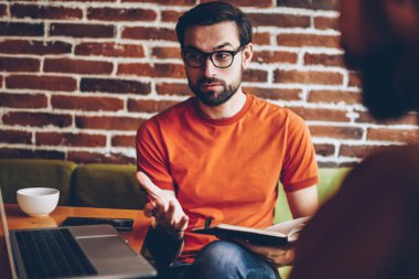 Tasarımcısı ile röportaj yapma ve Web sitesi geliştirmek için fikirleri tartışmak erkek işveren sakallı. Hipster adam meslektaşı ile şık kafede dostu toplantı sırasında iç bahsediyoruz