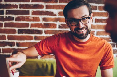 Başarılı erkek bu toplantı sırasında meslektaşı ile tasarım geliştirmek için fikirleri tartışmak Web sitesinde işaret programcı. 4 g için olumlu delikanlı arkadaş teamworking, dizüstü bilgisayar ile bağlı