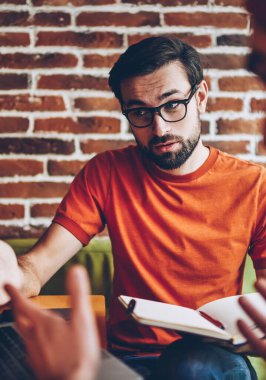 BT uzmanı modern dizüstü cihaz eğitim sırasında program geliştirme iş planını açıklayan Eyewear sakallı. Genç adam bilgisayarda el ile gösterilen bağlı kablosuz 4 g için Internet