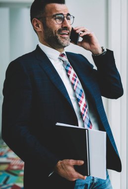 Formal giyim Office kopya alanı alanının yakınında duran işleci ile konuşmak için smartphone: çağrı neşeli başarılı olgun işadamı. Müreffeh gurur CEO'su orta yaşlı var telefon görüşmesi