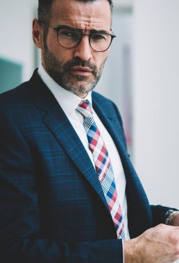 Dokunmatik yüzey 4 g internet bağlantısı üzerinden bankacılık hesap güncelleme formal giyim emin olgun girişimci yarım uzunluk portre. Başarılı bir tüccar orta yaşlı holding tablet kameraya bakıyor