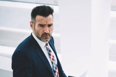 Üstten görünüm muhasebe raporları elinde tutan formal giyim giymiş başarılı emin girişimci 50 yaşında. Ciddi olgun gurur CEO'su kağıt belgeleri bankacılığı ile portresi