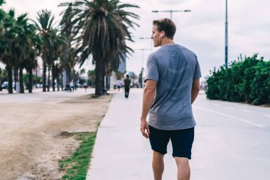 Beyaz erkek spor kıyafetleri içinde sokakta yürürken, sağlıklı yaşam tarzı eğitimi alırken, 20 'li yaşlarda hippi bir adam spor yaptıktan sonra güçlü vücut hedeflerine ulaşırken,