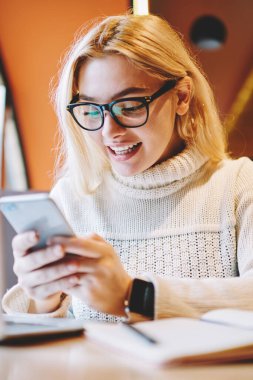 Neşeli öğrenci hücresel, mutlu genç kadın serbest meslek başarıyla tamamlanan proje uzaktan çalışma hakkında haberler ile hayrete posta okuma online eğitim kursları için kazanan indirim ile heyecanlı