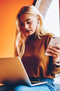 Şok genç kadın, yazılım hatası netbook üzerinde online ders öğrenme ile vurguladı rezervasyon iptal hakkında okuma bilgi web sitesinde sorunlar ile hayal kırıklığına merak hippi kız vurguladı