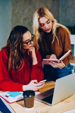 Ortak online iş yapma stratejisini tartışan bayan meslektaşlar üniversite ödevi yapan hippi kızlar kampüsteki işbirliği sürecinde ortak bir fikir paylaşıyorlar.