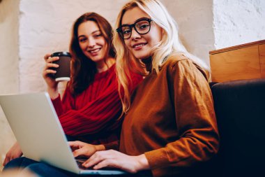 En iyi arkadaşı, pozitif kadın Genç meslektaşım ile vakit-eğitim için ağ için modern dizüstü bilgisayar kullanan molada dinlenme netbook üzerinde tarama hippi kız portresi