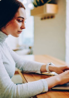 Yetenekli genç kadın e için araştırma öğrenme kursları coworking yetiştirdim zaman harcama yapmak serbest, akıllı kız öğrenci üzerinde çalışan web sitesi için içerik oluşturma netbook klavye