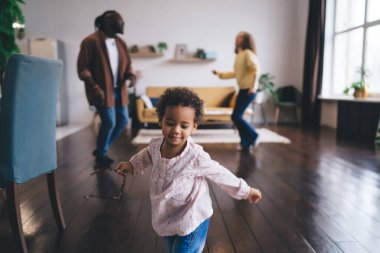 Çocukluk döneminde saf masumiyet dolu bir kızın aile dansı zamanının tadını çıkarması çok dokunaklı. Bulanık karı koca, hafta sonu evde kaynaşmak için kıvırcık çocukla hassas bir zaman paylaşıyor.