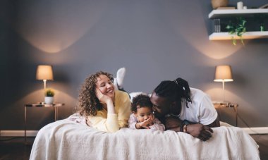 Yakınlaşan aile anları, farklılıkları ve koşulsuz sevgiyi gösteriyor. Neşeli çoklu-ırkçı ebeveynler ve çocuk bireyler, mutluluk bağlantıları ve otantik duygular yoluyla birlikteliklerini ifade ediyorlar.