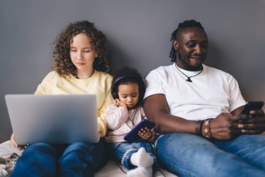 Aile bağları kurmak için çağdaş mobil ve laptop teknolojisi kullanan karı-koca çeşitliliği - ağda sosyal bağımlılık kavramı, çocuk sitelerinde gezinen çok ırklı ebeveynler