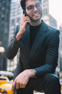 Manhattan şehir merkezinde akıllı telefondan konuşan mutlu genç işadamı, resmi giyinmiş başarılı bir bankacı ve cep telefonu teknolojisiyle iletişim kuran gözlüklü biri.