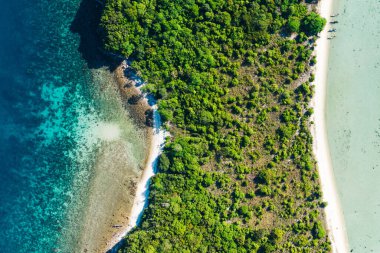 Kristal masmavi su ve yeşil sebzeli pitoresk adanın hava manzarası. Cennet sahil şeridi kuşbakışı manzarası, yaz tatilleri için güzel turistik yerler, spor merkezleri.