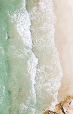 Güneş pansiyonlu deniz manzaralı otel oteli. Kuş bakışı tropikal yaz tatili manzarası, turkuaz su kıyısı, temiz kumsal şeridinde şemsiyeler. Cennet uykusu