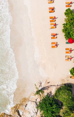 Güneş pansiyonlu deniz manzaralı otel oteli. Kuş bakışı tropikal yaz tatili manzarası, turkuaz su kıyısı, temiz kumsal şeridinde şemsiyeler. Cennet uykusu