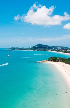 Turkuaz berrak deniz suyuyla beyaz kumsal manzarası. Kumsalda otelleri olan resimli gölün kuş bakışı panoramik manzarası. Tayland 'da nüfuslu bir ada. Su Sporu Etkinliği