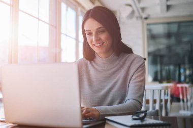 Yeni internet sitesinde kafeteryada internet üzerinden alışveriş yapan olumlu bir kadın, internetteki kablosuz internete bağlıyken internet üzerinden eğitim webinar 'ını izleyen başarılı bir hippi kız.