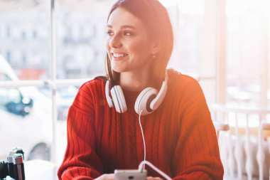 Başarılı genç kız kulaklıkla müzik dinlemek için başvuruyu beklerken kenara çekiliyor, milenyum melodisi kavramı ve cep telefonuyla iletişim kuruyor.