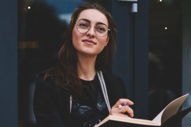 Düşünceli kadın yazar, kitap için yeni bir bölüm üzerinde kafa yoruyor. Not defteriyle bankta oturuyor. Başarılı hippi kız dışarıda ders çalışıyor.