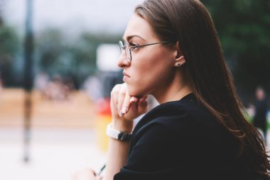 Kafası karışmış hippi kız ders üzerinde kafa yoruyor. Not defteriyle dışarıda oturuyor. Gözlüklü genç ve düşünceli kadın boş zamanlarında üniversite eğitimini düşünüyor.