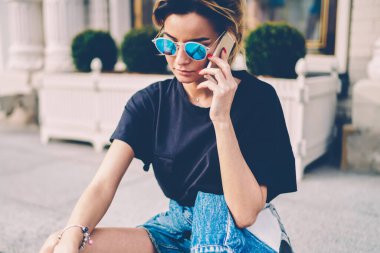 Güzel bayan öğrenci arkadaşlarıyla cep telefonundan konuşuyor. Tatilin tadını çıkarıyor. Çekici, modaya uygun hippi kız müşteri hizmetlerinde danışmanlık yapan yeni modern akıllı telefon şirketini arıyor.
