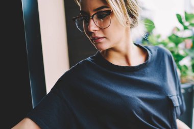 Çağdaş netbook 'ta ciddi bir web sitesi için bekleyen konsantre kız öğrenci bir şeyler elde etmeye çalışırken ve sokak kafesinde, iletişim ve modern teknoloji kavramında vakit geçirirken